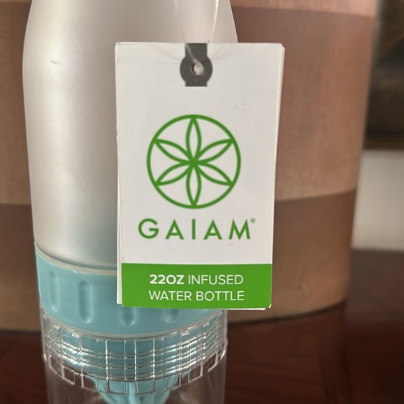 Gaiam *NWT* 22 Ounce Fruit Infuser Water Bottle, BPA Free Non-Toxic, Blue Strap - Picture 11 of 14